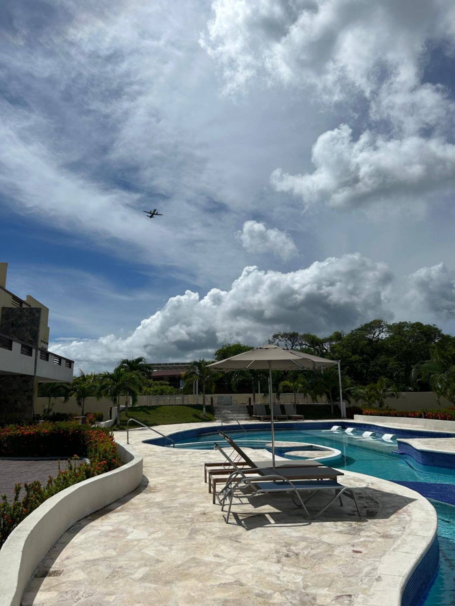 Habitacion Privada En Dixon Cove Roatan Luaran gambar