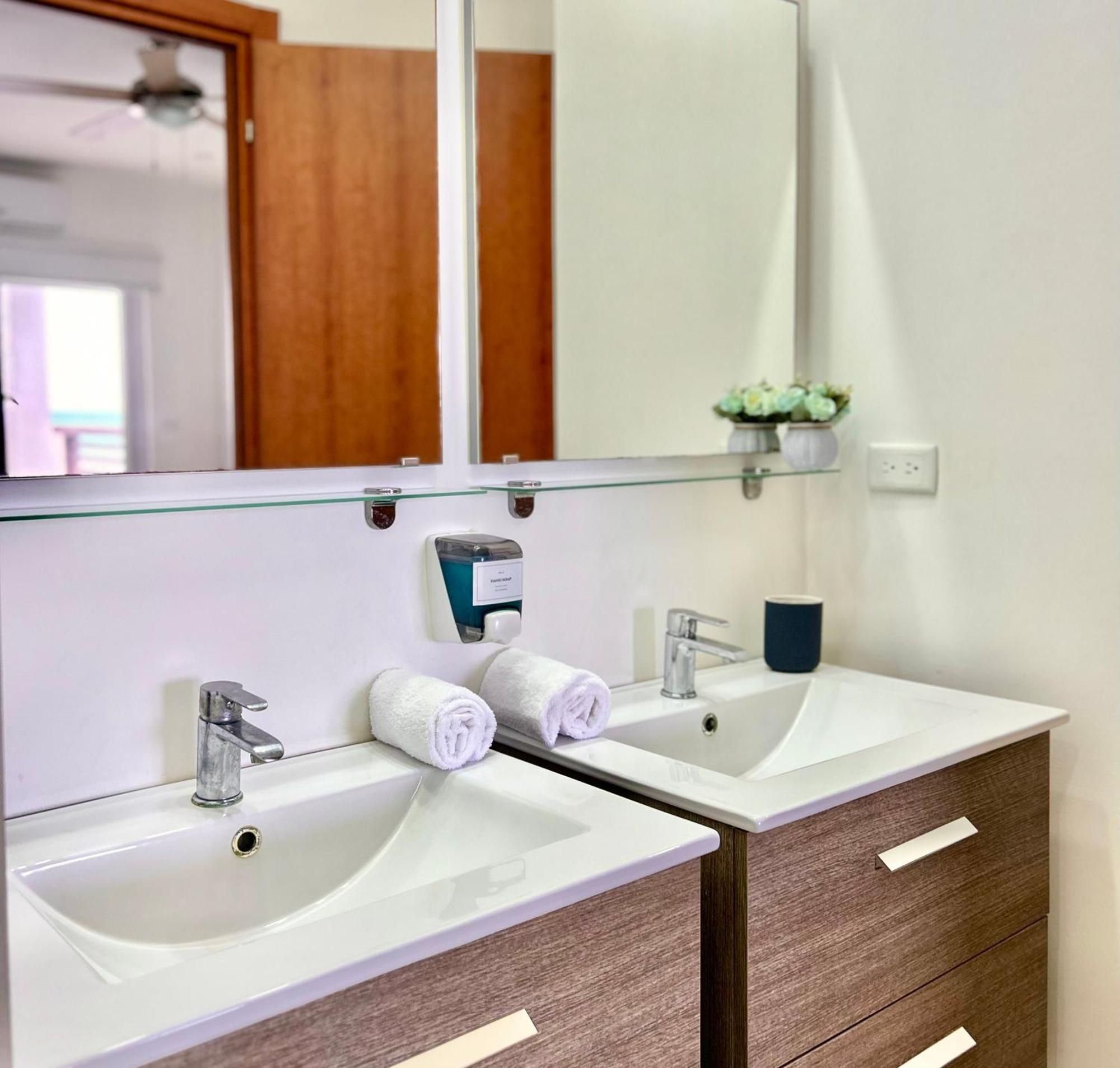 Habitacion Privada En Dixon Cove Roatan Luaran gambar